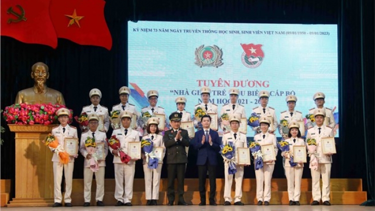         Bộ Công an hơnh déh “Nhà giáo p’niên bhriêl ta bách” lâng sinh viên 5 râu liêm choom