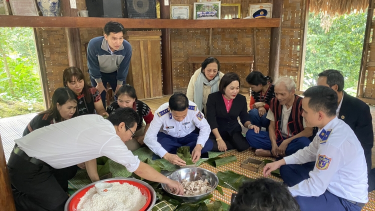 Tệêm ngăn “Ha pruốt ca noong k’tiếc- Tết hải đảo” đhị chr’val Kà Dăng, chr’hoong Đông Giang