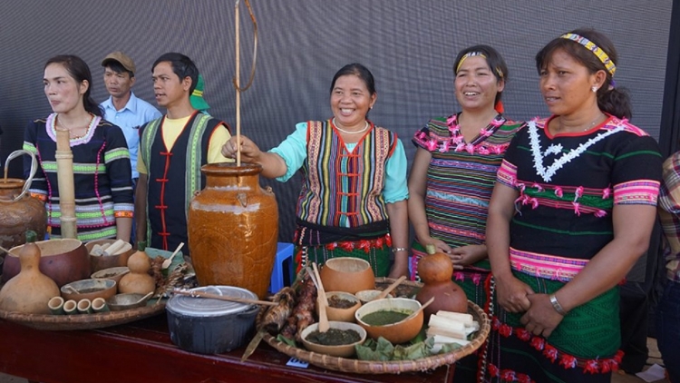 Tết hơm răm tâm Dak Nia