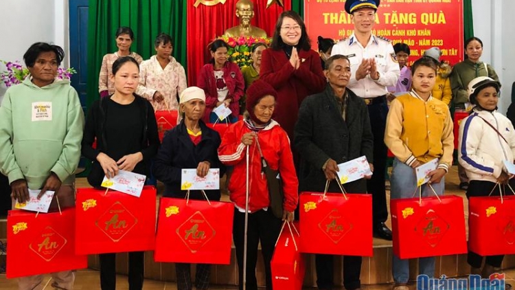 Quảng Ngãi: Đoọng pr’hêl Tết ha manuyh vêy bấc ngai chăp lâng pr’loọng đong đharựt