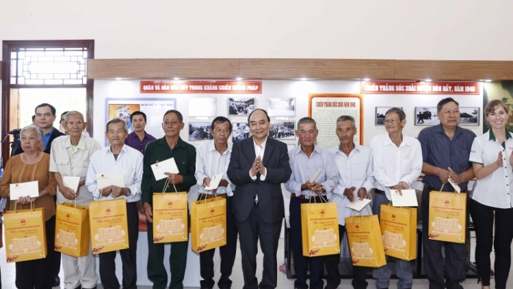 Kăn xiâm hnê ngăn tơnêi têa diâp kơxuô tơmeăm ăm mơngế kơtiê tung tơdroăng ‘’Têt tuăn pâ’’ a Kiên Giang