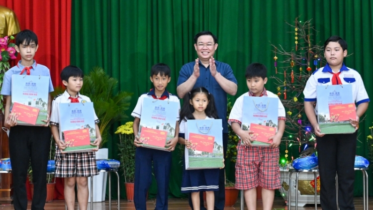 Chủ tịch Quốc hội Vương Đình Huệ lưm cher đoọng hun pr’hêl Tết đhị tỉnh An Giang