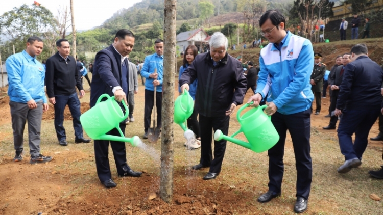 Chủ tịch UBMTTQ Việt Nam Đỗ Văn Chiến pâh bhiệc bhan k’đươi Tết choh n’loong “Tất lang hay tước Ava Hồ” ha pruốt Quý Mão 2023