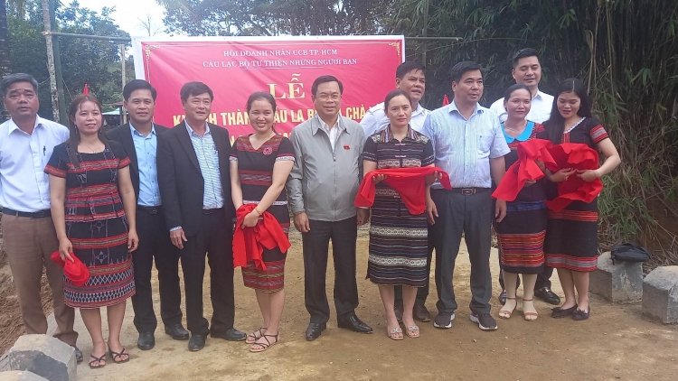 K’bhuh đại biểu Quốc hội tỉnh Quảng Nam cher pr’hêl Tết đhị chr’val LaDê, chr’hoong Nam Giang