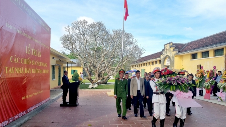 Daklak hơdor tơngia ƀing ngă hơkrŭ ƀơi Sang mơnă Buôn Ma Thuột 