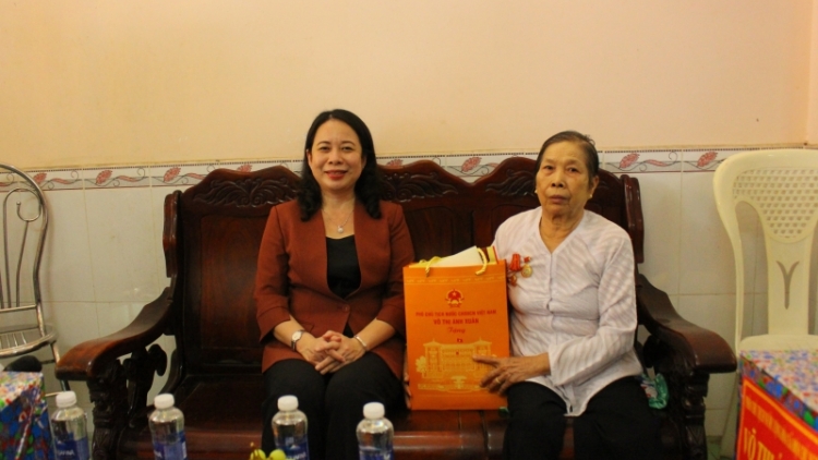 Phó Chủ tịch nước Võ Thị Ánh Xuân cher pr’hêl pr’loọng đha rựt, công nhân lâng p’niên lưm k’đhap  k’ra đhị tỉnh Hậu Giang