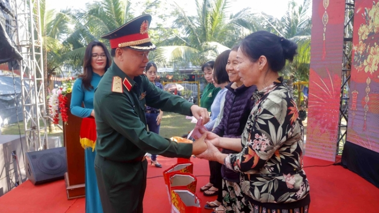 Quân khu 5 k’rong lâh 55 tỷ đồng k’rang apêê chính sách, xã hội bêl Tết Quý Mão 2023