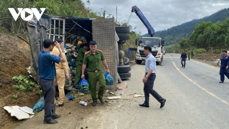 Quảng Nam: Xe tải bil lái n’châm ooy ta luy bhrợ 3 cha năc chêệt