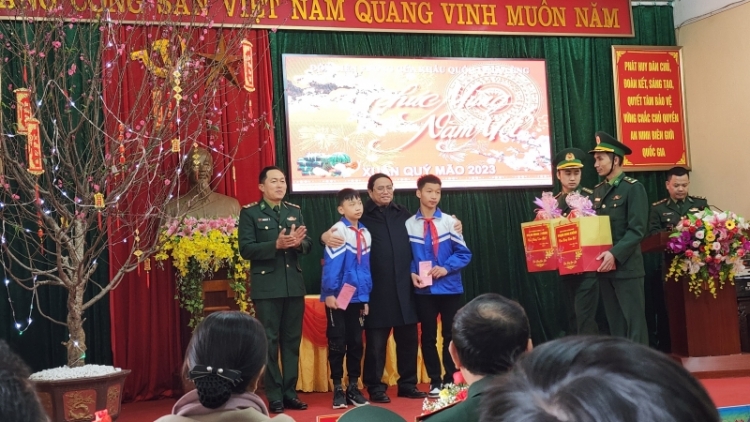 Thủ tướng Phạm Minh Chính hơnh déh Tết đhanuôr, chiến sĩ tỉnh Cao Bằng