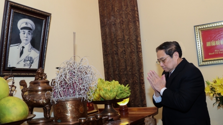 Thủ tướng Phạm Minh Chính chŭt nhang nkah gĭt drô Thủ tướng Phạm Văn Đồng n'hanh Đại tướng Võ Nguyên Giáp nkhêp geh Tết Nguyên đán