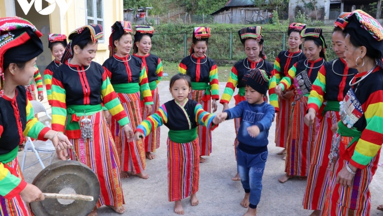 Ha pruốt coh zr’lụ ặt t’mêê Nậm Khao