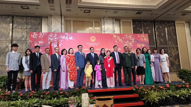 Khua dêh čar bưp ƀing mơnuih ngă bruă amăng Sang anih jưh pơ ala dêh čar hăng mơnuih ƀon sang Việt Nam ƀơi Singapore.