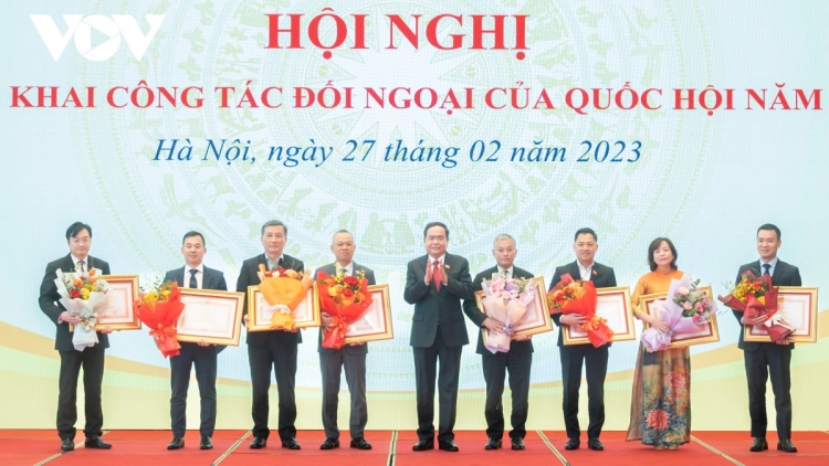 Bh’rợ đối ngoại âng Quốc hội chrooi pa xoọng liêm choom đắh bhrợ c’lâng pr’lướt đối ngoại âng Đảng, Nhà nước