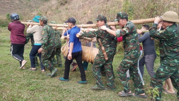 Bhrợ pr’toh liêm choom p’nong bom clơợng 350kg đhị Điện Biên