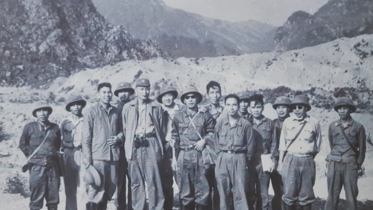 Triển lãm sách, cha nup ooy “Trung tướng Đồng Sỹ Nguyên – lang ma nưih lâng lang bh’rợ”