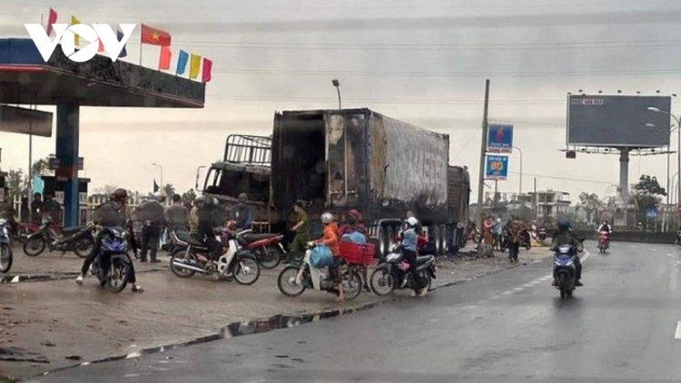 Quảng Nam: Ô tô tải lâng xe container rooh bêl pa đhêy đhị cây xăng