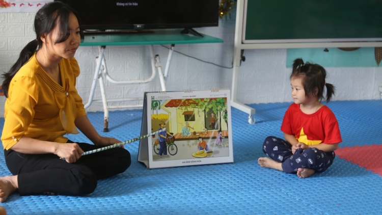 Pazêng cô giáo ặt pa choom coh vel