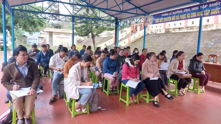 Nam Giang: Tập huấn pa choom bh’rợ t’bil lơi đhr’năng căh n’năl chữ cr’chăl I ha cán bộ k’đhơợng lêy pazêng trường Tiểu học