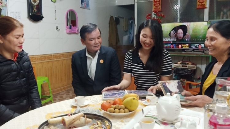 ĐƠC BHA AR XRẶ, PÂN ĐIL SINH VIÊN LƯỚT BỘ ĐỘI