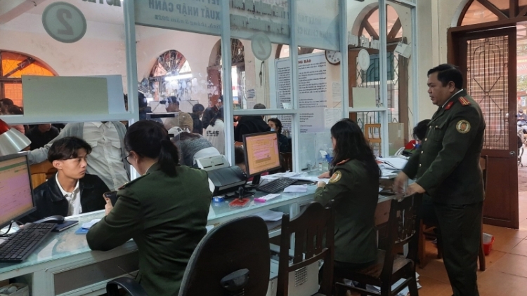 Quảng Bình: Đợ ma nuyh bhrợ bha ar lướt ooy k’tiếc k’ruung lơơng dưr bấc tơợ xang Tết