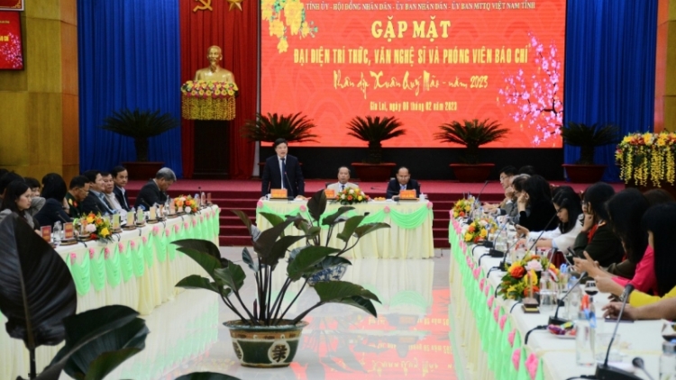 Gia Lai mâp măt ntoh măt nuĭh gĭt blău, văn nghệ sĩ n’hanh phóng viên báo chí