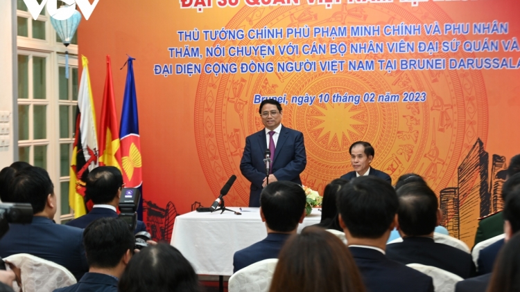 Thủ tướng Phạm Minh Chính lướt lưm cán bộ, nhân viên Đại sứ quán lâng pa căh mặt ma nuyh Việt đhị Brunei