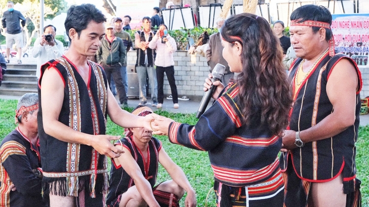 ADAT NGAK LAKHAH DI URANG GIA RAI: POK PRONG YAOM GLAONG DI BAOH SANG