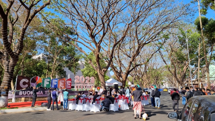 Dak Lak: Hang rhiăng ntŭk ngêt cà phê an dơm tâm rơh lễ hội 