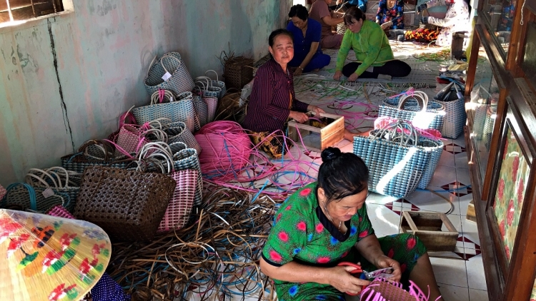 គំរូនារីនៅកាម៉ាវផ្តើមពីអ្នកជំនួយការជាងសំណង់ក្លាយទៅជាគ្រូបង្រៀនរបរត្បាញសម្ពៀត