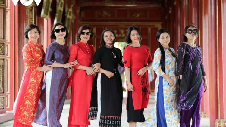 Pân đil viên chức Đài P’rá Việt Nam ting pâh bhiệc bhan “Apêê t’ngay xập Áo dài” c’moo 2023