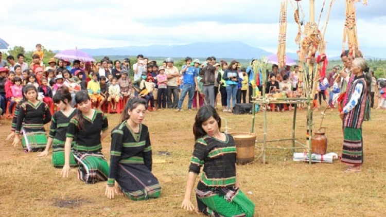 Rnê ƀon Bunong (Ca ngợi cuộc sống mới)