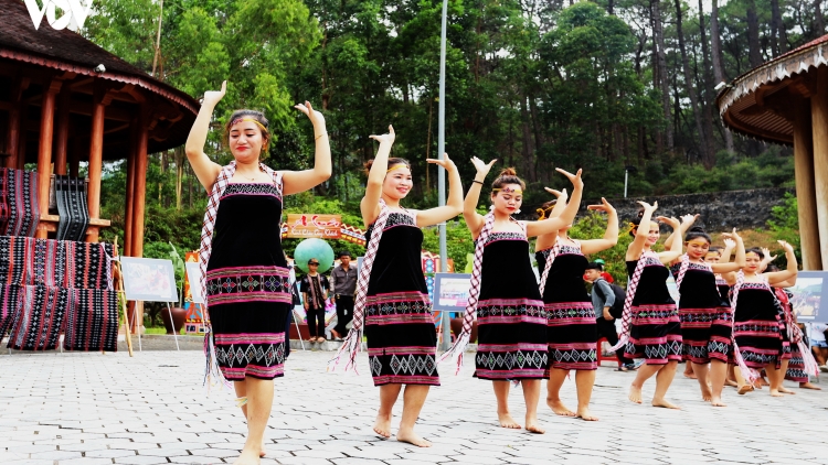 A Lưới zư lêy văn hoá ty chr’nắp tơợ trường học