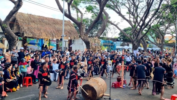 Hơniâp ro tơ’mot idrâp tơdrá Kong ngo tung Leh tơbleăng kơphế