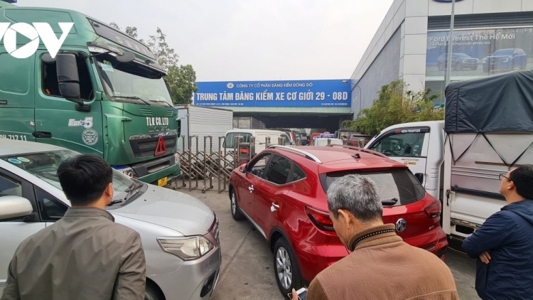 Tợơ t’ngay 22/3 ô tô t’mêê doọ dzợ đăng kiểm, xe ty cung bơơn pa dzoọc cr’chăl t’ngay đăng kiểm