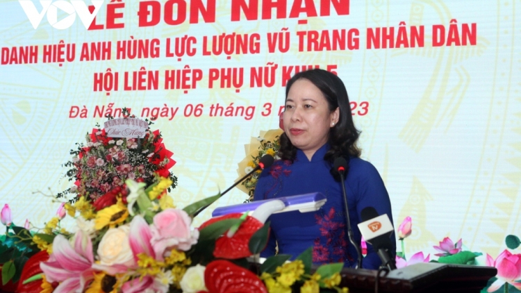 Phó Chủ tịch nước Võ Thị Ánh Xuân đoọng ch’ner Anh hùng Lực lượng vũ trang Nhân dân đoọng ha Hội Liên hiệp pân đil Quân khu 5