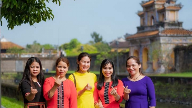 T’ngay bhiệc bhan áo dài lâng ch’na đh’nắh “Pr’hoọm Huế”