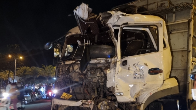 Bình Định: Xe chở đơơng ta mooi tr’guh lâng xe tải, 13 cha năc manuyh bhrêy