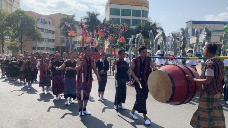 Dak Lak: Knăm mơak êlan dơ̆ng - êa mil dhar kreh jăk siam hlăm Knăm mơak kphê Ƀuôn Ama Thuôt