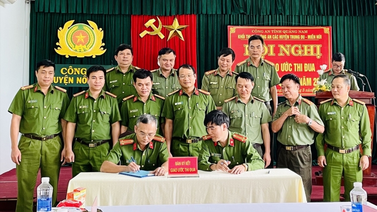 Công an 9 chr’hoong k’coong ch’ngai Quảng Nam ký gr’hoót giao ước thi đua “Tu yêm têêm k’tiếc k’ruung”