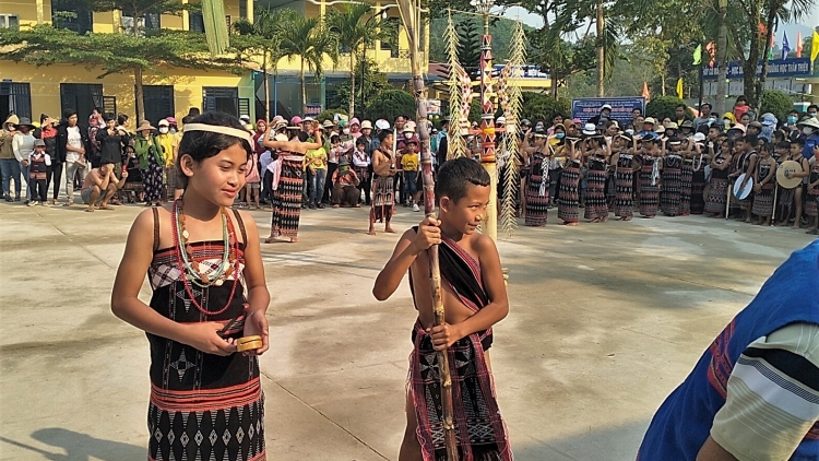 Đông Giang: Học sinh da ding ca coong ting pâh đhưưng xí, tân tung da dặ âng ma nuyh Cơ Tu