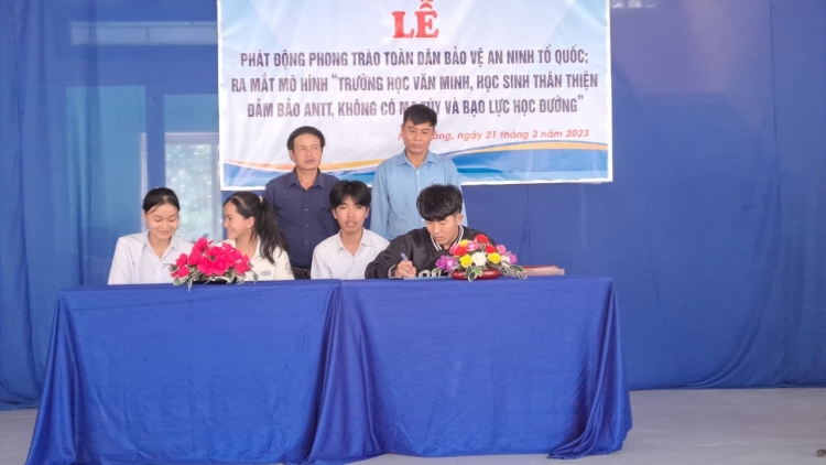 Nam Đông: Pa căh cr’noọ bh’rợ “Bhrợ pa dưr trường học văn minh, học sinh ta nih liêm, tệêm ngăn pr’ặt tr’mông, doọ vêy ma túy, doọ vêy tr’vay tr’bhị coh trường 