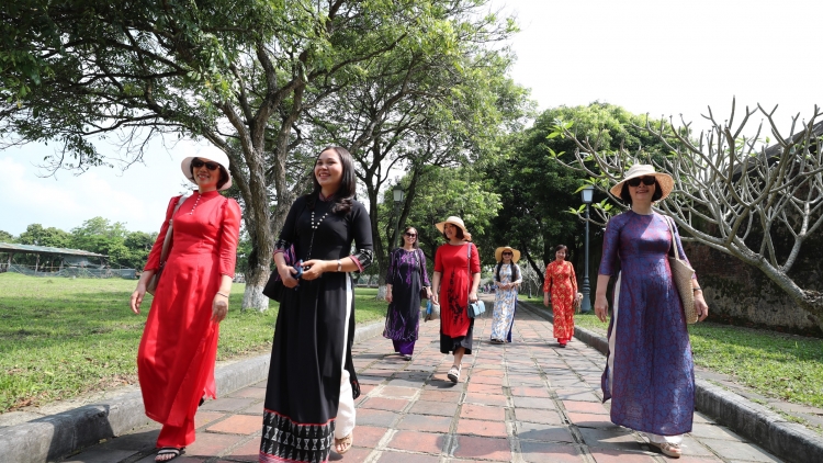 Lâh 500 tỷ đồng đoọng ha đề án “Huế-Kinh đô áo dài”