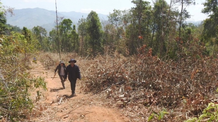 Kon Tum kơrŭn đĭ jơhngơ̆m tang găn ŭnh sa