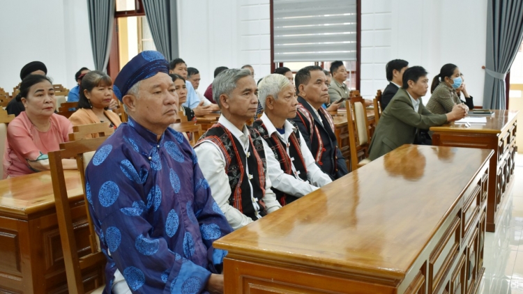 Chr’hoong Nam Đông (Thừa Thiên Huế): Zâp tô gộ, t’cooh vel, trưởng vel năc poong p’têêt đoọng chroi đoọng pa xiêr đha rưt nhâm mâng