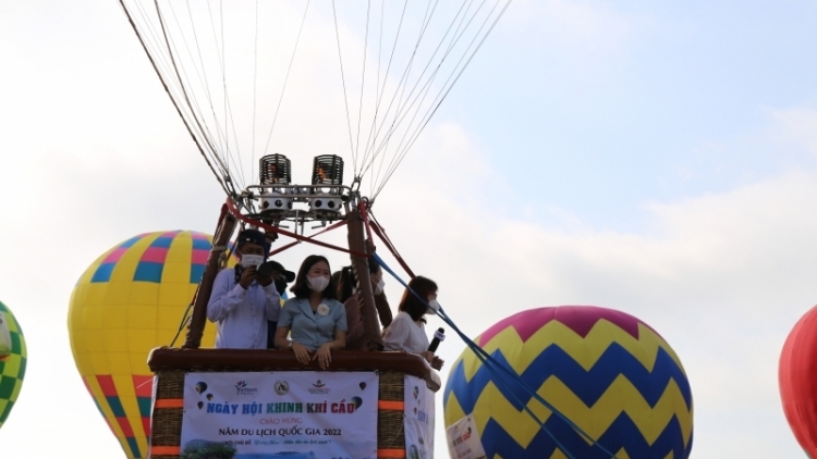 T’ngay bhiệc bhan khinh khí cầu g’luh tr’nơợp bơơn bhrợ đhị toor biển Thăng Bình (Quảng Nam)