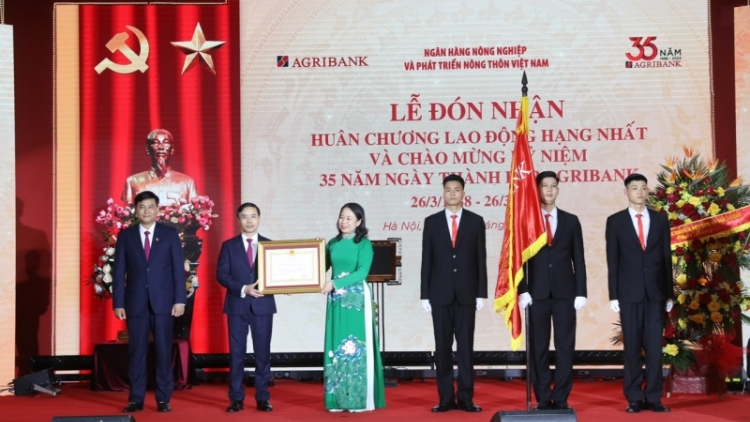 Phó Chủ tịch nước Võ Thị Ánh Xuân pazao đoọng Huân chương Lao động hạng Nhất đoọng ha Agribank