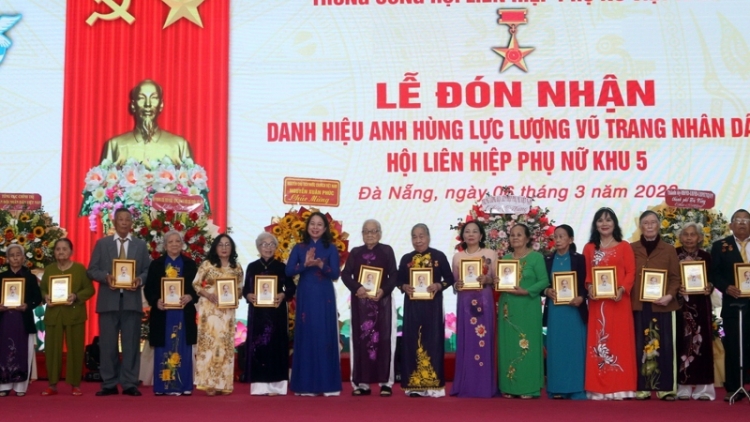 Groi Kruanh dak Võ Thị Ánh Xuân pă nau nkhôm Nŭih janh dăng rmôt tahen ƀon lan ân Rmôt bu ur Quân khu V