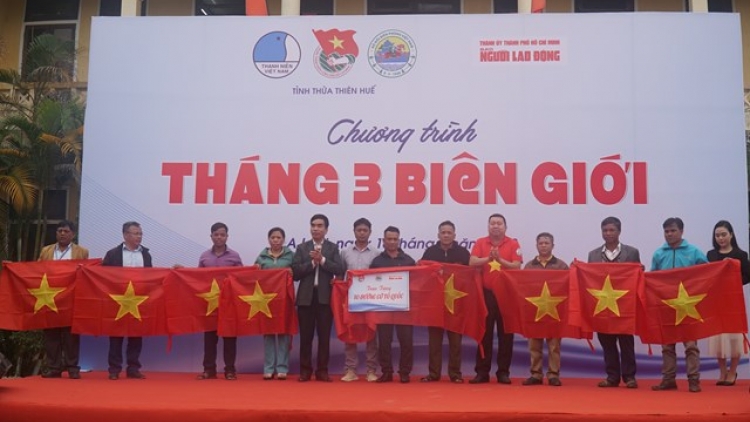 Thừa Thiên Huế: Pa zao đoọng 10 r’bhâu ta la cờ Tổ quốc đoọng ha đhanuôr, chiến sĩ zr’lụ k’noong k’tiếc