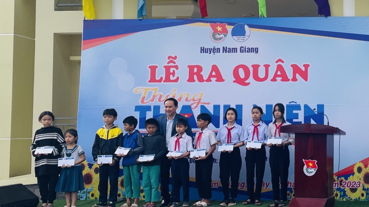 Pr’châc p’niên Nam Giang lươt l’lăm bh’rợ chuyển đổi số 