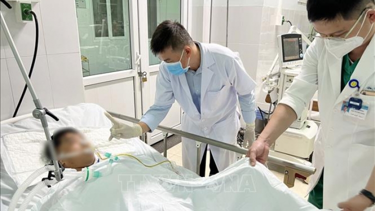 18 học sinh tiểu học moọt viện tơợ bêl âm trà sữa, cha p’lêê ơy xâu zr’ma